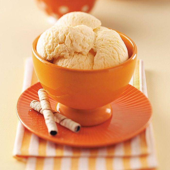 بستنی جلاتو وانیل در ظرف نارنجی